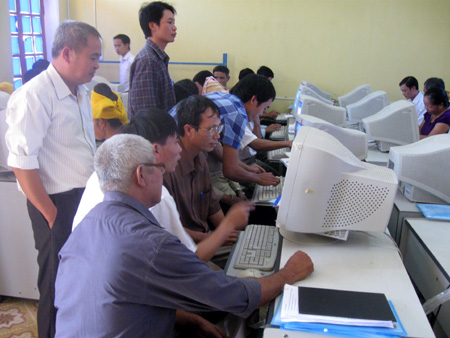 Lớp tập huấn nâng cao năng lực cho cán bộ hội cơ sở về  kỹ thuật soạn thảo văn bản trên máy vi tính ở huyện Văn Chấn.
